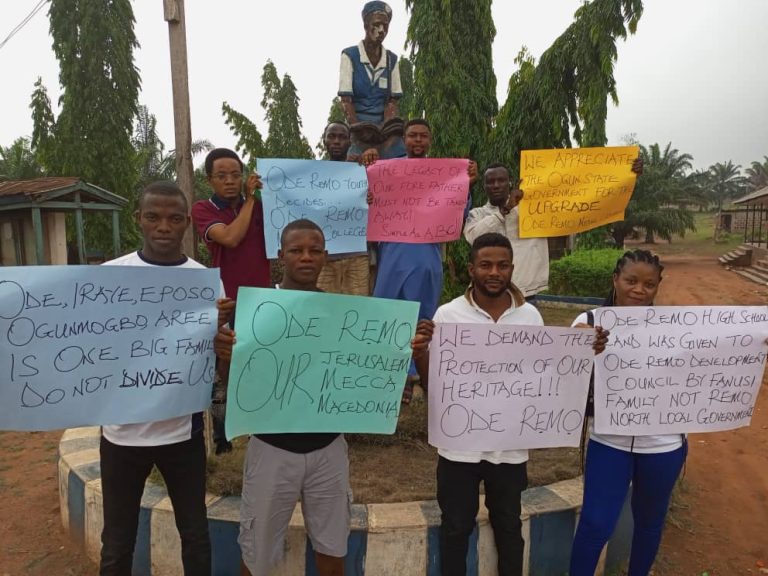 REMO! EDUCATION: Community Youths Protest Against Ogun Government For Renaming Ode Remo Model College