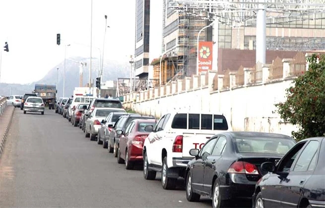 PMS SCARCITY: Fuel Queues Persist In Abuja, Black Marketers Sell For ₦300/Litres As NNPC Blames Low Loadouts, Increased Demand