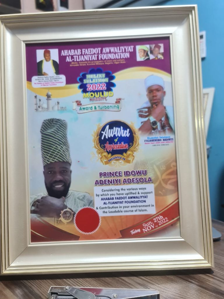 The CEO Of Niyifola Limited, Omooba Adesola Idowu Bags Award From An Islamic Group