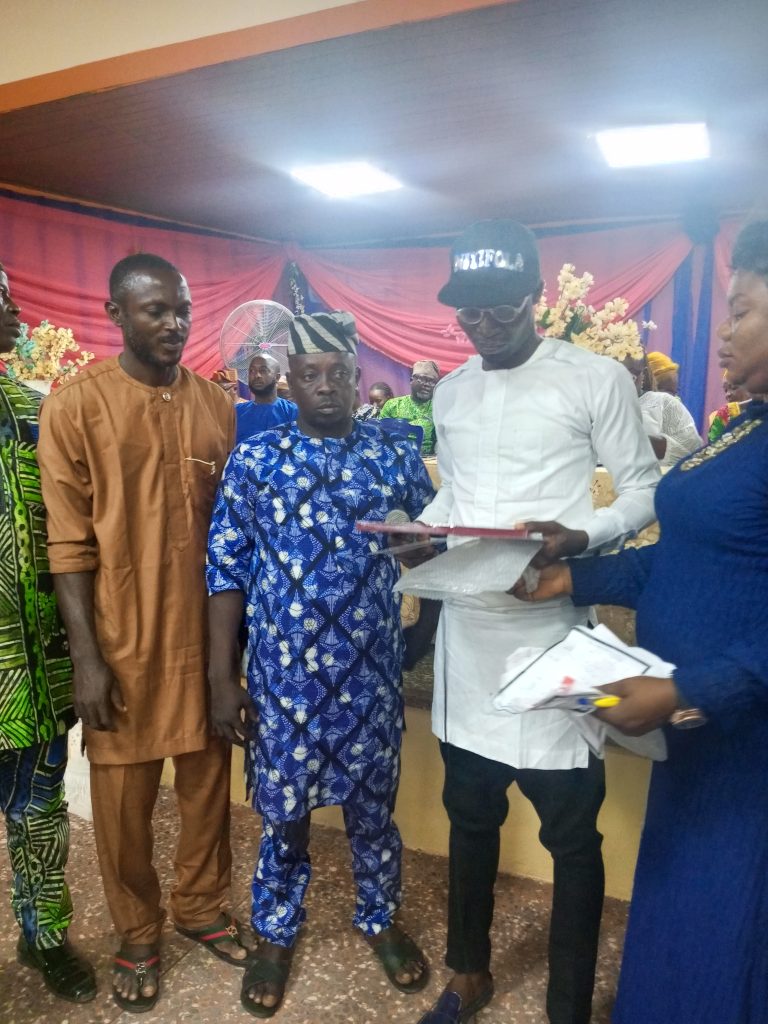 EDUCATION: Niyifola Donated Cash To Support Sagamu Local Government Education Authority, Urge Other Well Meaning Sagamites To Support The Development Of Primary Education In Sagamu