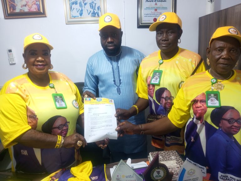 DAAAS Executives Paid Courtesy Visit To Niyifola, Decorated Him As Patron