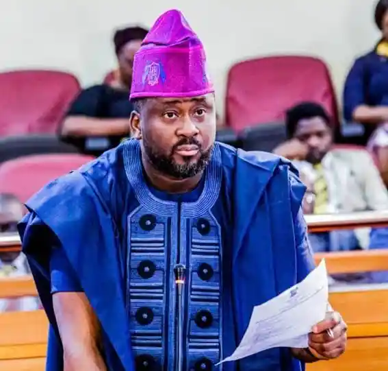 Nigerians React As Lagos Lawmaker, Desmond Elliot Shares Perfumes & Jotters To His Constituents Amidst Economic Crises (Video)