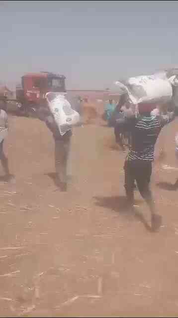 Residents Blocks Dangote’s Truck Carrying Bags of Rice and Loot It Empty