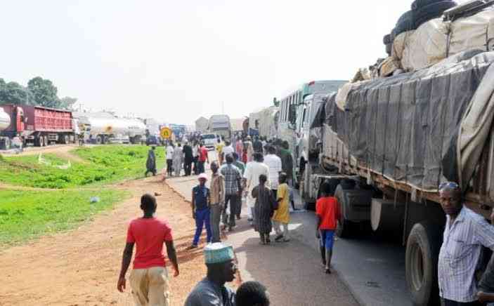 Hardship: Again, Hungry Nigerians Loot Truck Carrying Food Items In Abuja (Video