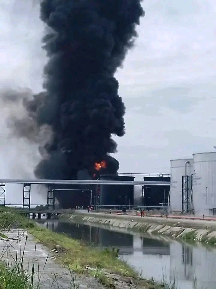 Just In: Fire Outbreak At Dangote Refinery In Lagos (VIDEO)